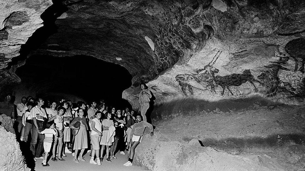 Visitantes en Lascaux, 1983.