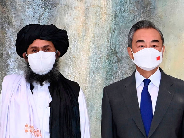 Tras reunirse en 2021 con autoridades afganas, el ministro chino de Exteriores, Wang Yi, manifestó que su país enviaría hacia el país centroasiático ayuda humanitaria de urgencia. / imagenes.elpais.com