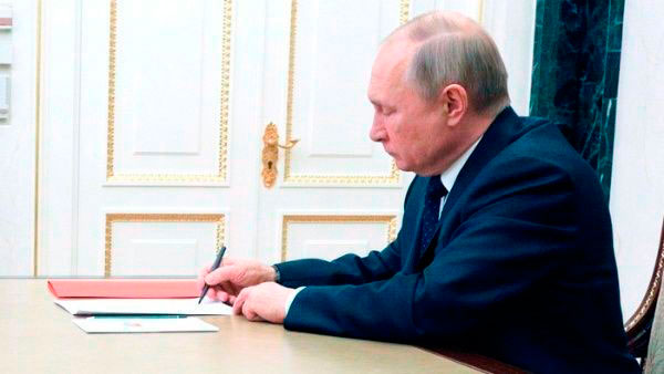 1.Putin firmando las contramedidas en respuesta a las sanciones económicas occidentales. / @kremlinrussia).