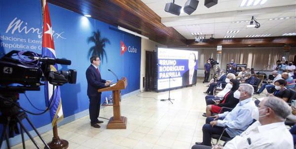 En declaraciones a la prensa nacional y extranjera, el canciller cubano Bruno Rodríguez Parrilla denuncia que EE.UU. engaña a la opinión pública internacional sobre las invitaciones a la cita, prevista para la ciudad de Los Ángeles en junio próximo, y ejerce presiones extremas sobre países de la región opuestos a la exclusión de Cuba / prensa-latina.cu