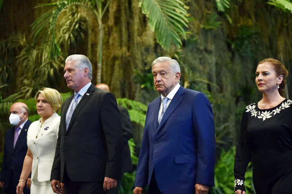 Miguel Díaz-Canel Bermúdez y Andrés Manuel López Obrador durante la ceremonia de imposición de la Orden Nacional José Martí al mandatario mexicano. / Omara García Mederos