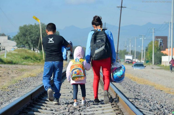 Parte de la crisis migratoria se debe a la existencia del Título 42, que estipula la devolución inmediata a la orilla mexicana de cual-quier migrante sin documentos.